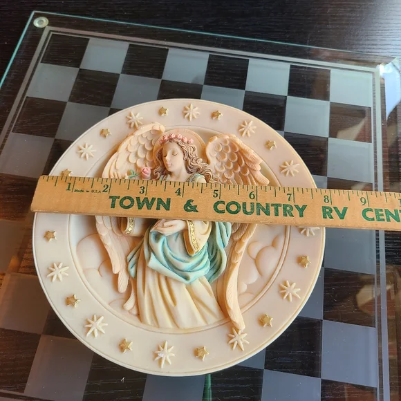 Versace Angelic Plate with Gold and Cream Accents - Picture 3 of 8